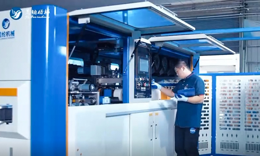 Techniciens travaillant sur l\'innovation enroulée du printemps