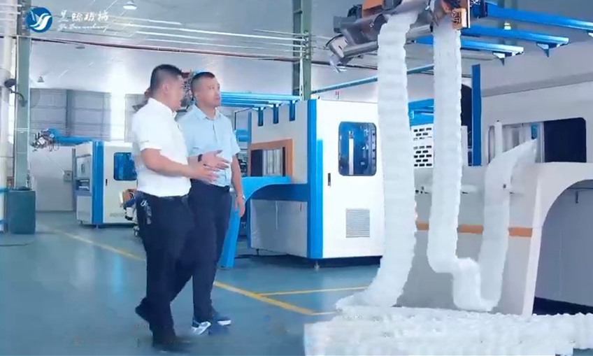 Techniciens travaillant sur l\'innovation enroulée du printemps